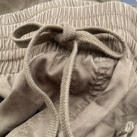 Women's High-Rise Woven Ankle
Jogger pant olive green new - Picture 5 of 5